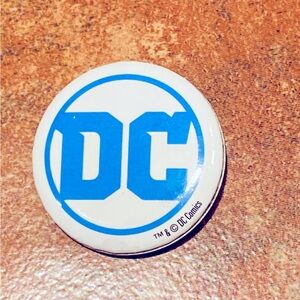 DC Comics button.